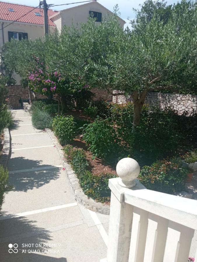 Apartman Hibiskus Bol Exterior foto