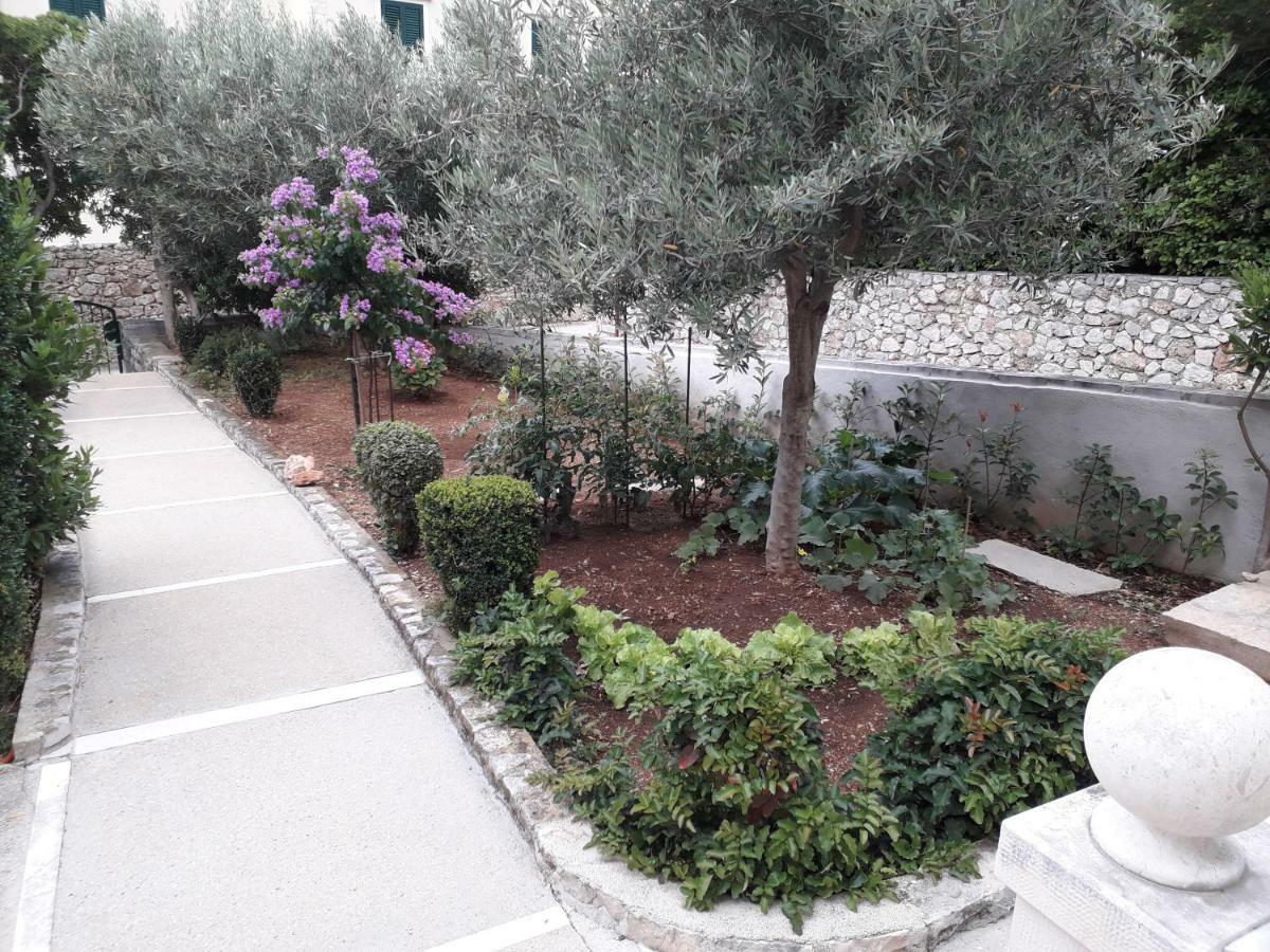 Apartman Hibiskus Bol Exterior foto
